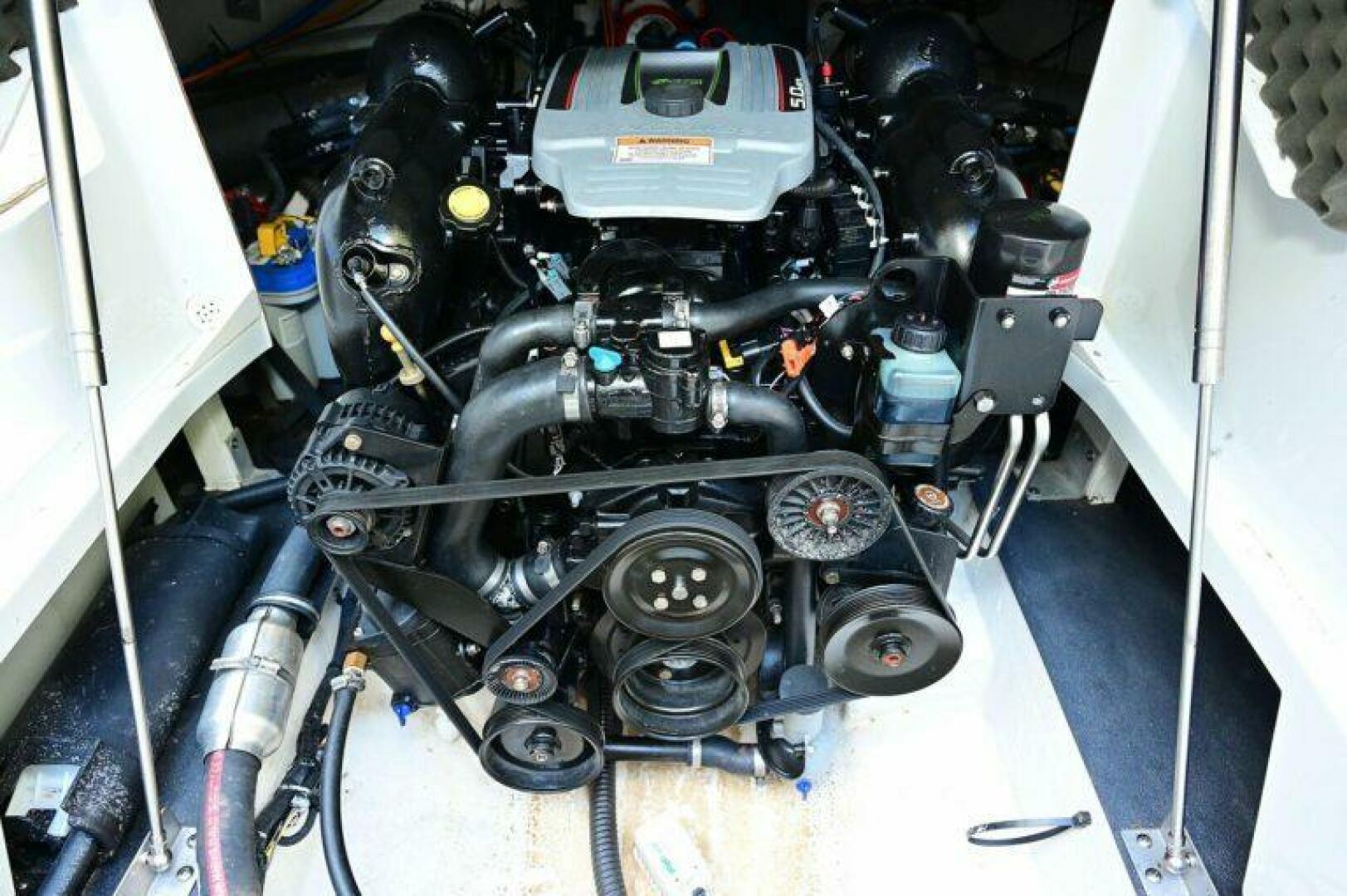 Slide: The Image of Crownline Boats 236 CR 2015 - 5214261