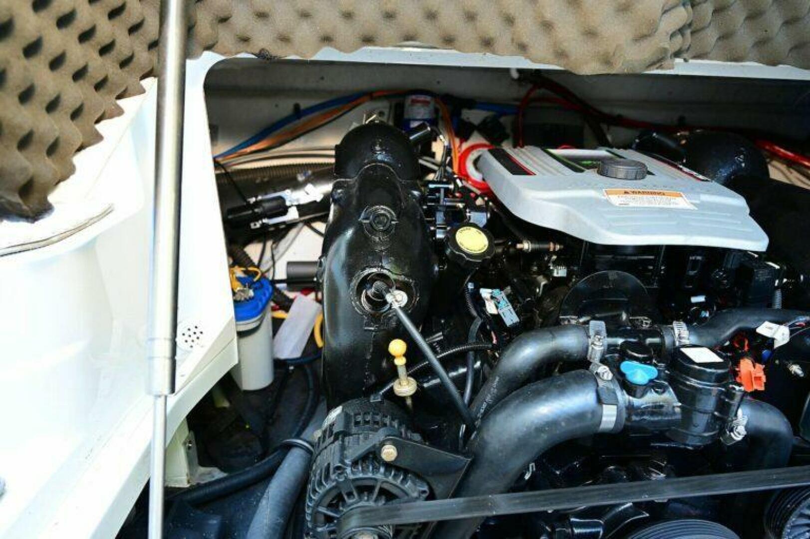 Slide: The Image of Crownline Boats 236 CR 2015 - 5214263