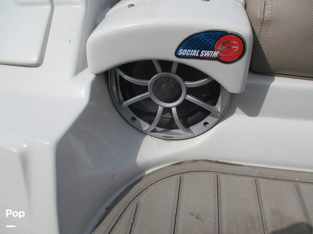 Slide: The Image of Crownline Boats E- 235 XS 2023 - 13955954