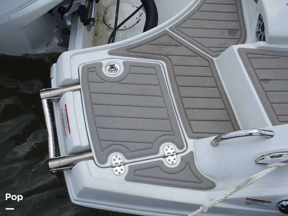 Slide: The Image of Crownline Boats E-235 XS 2023 - 13956064