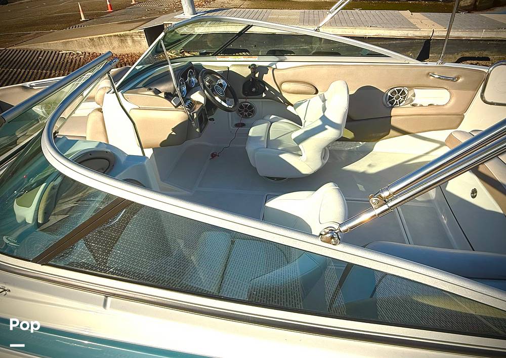 Slide: The Image of Crownline Boats E 215 XS 2022 - 15120452