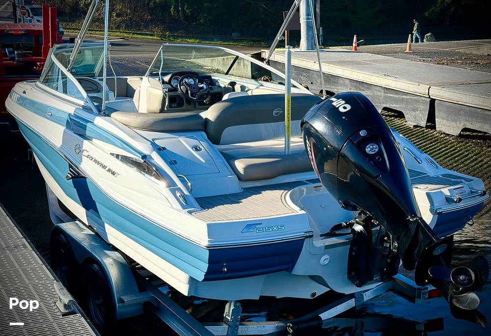 Slide: The Image of Crownline Boats E 215 XS 2022 - 15120455