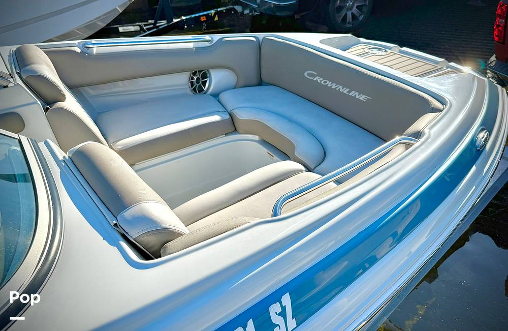 Slide: The Image of Crownline Boats E 215 XS 2022 - 15120491