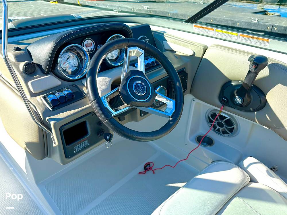 Slide: The Image of Crownline Boats E 215 XS 2022 - 15120493