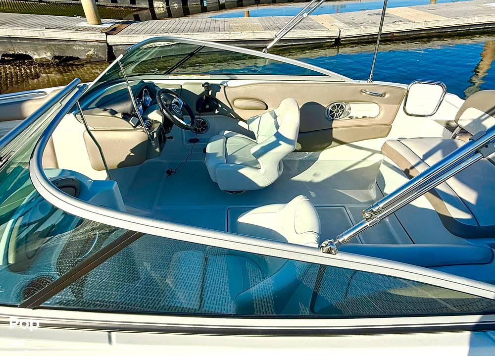 Slide: The Image of Crownline Boats E 215 XS 2022 - 15120500