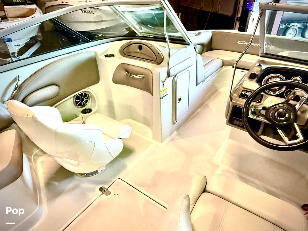 Slide: The Image of Crownline Boats E 215 XS 2022 - 15165695