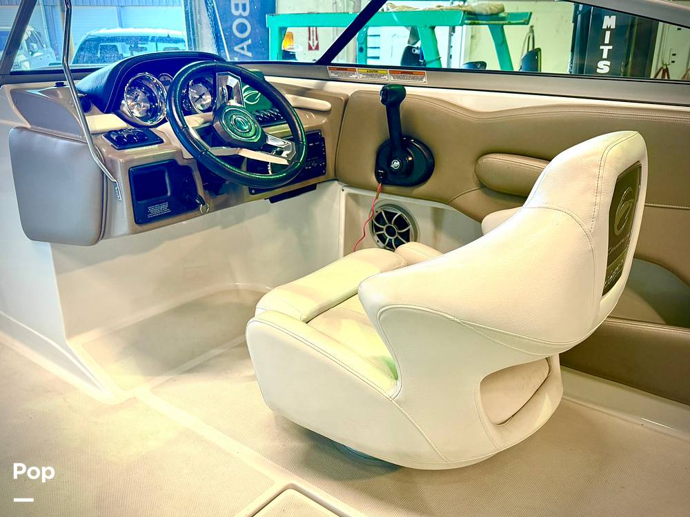 Slide: The Image of Crownline Boats E 215 XS 2022 - 15165697