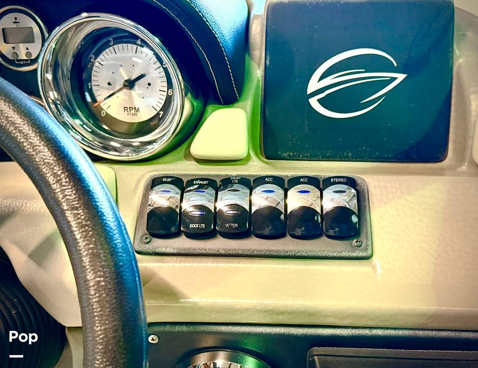 Slide: The Image of Crownline Boats E 215 XS 2022 - 15165698