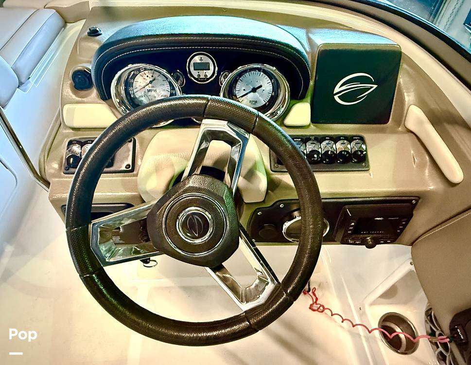 Slide: The Image of Crownline Boats E 215 XS 2022 - 15165707