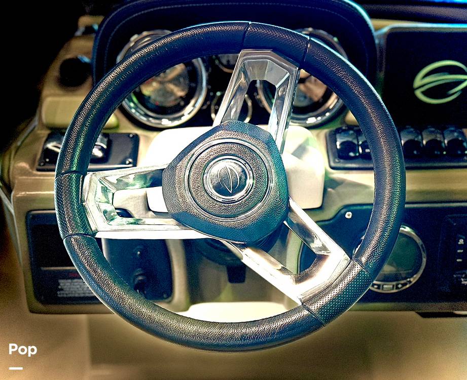 Slide: The Image of Crownline Boats E 215 XS 2022 - 15165709