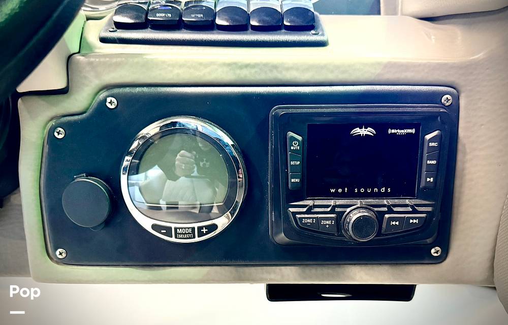 Slide: The Image of Crownline Boats E 215 XS 2022 - 15165710