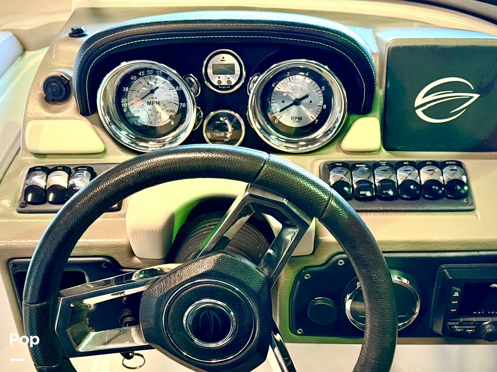 Slide: The Image of Crownline Boats E 215 XS 2022 - 15165712