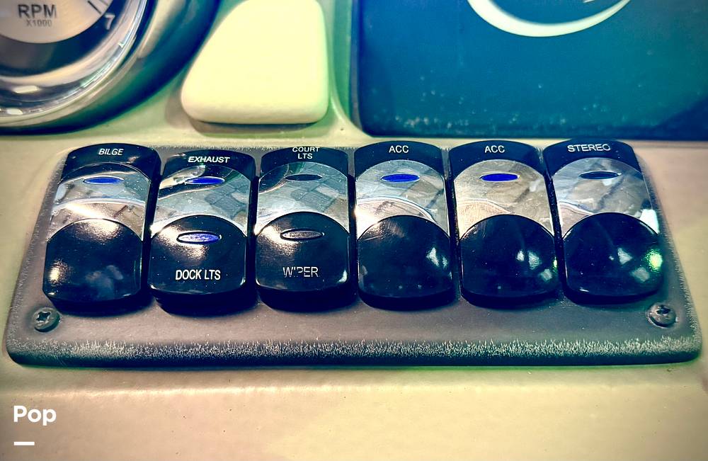 Slide: The Image of Crownline Boats E 215 XS 2022 - 15165713