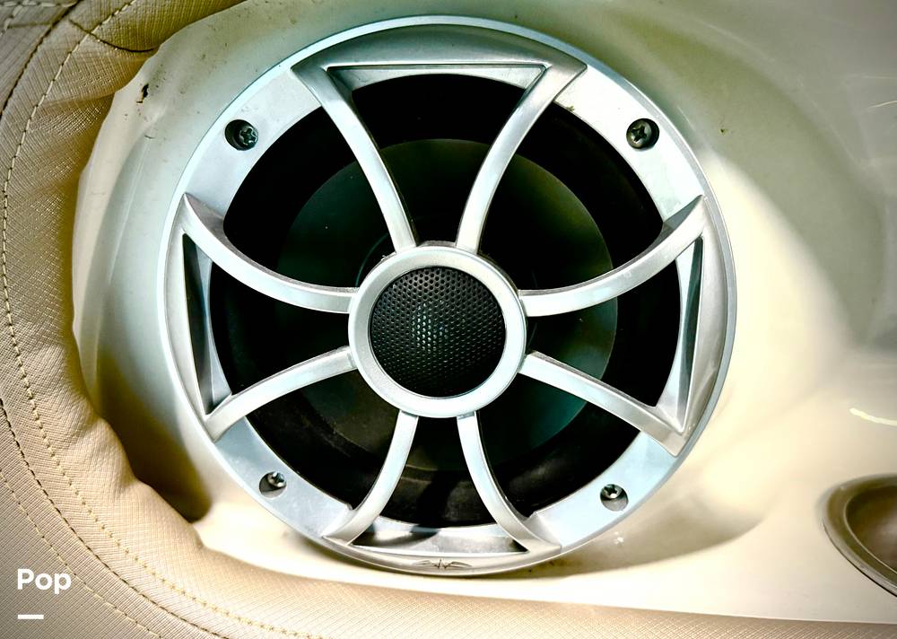 Slide: The Image of Crownline Boats E 215 XS 2022 - 15165715