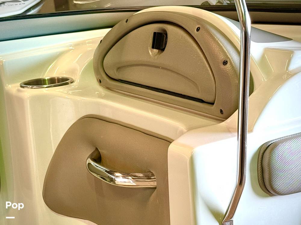 Slide: The Image of Crownline Boats E 215 XS 2022 - 15165718