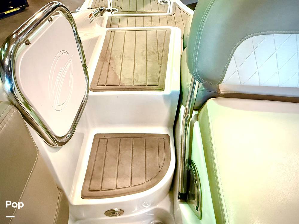 Slide: The Image of Crownline Boats E 215 XS 2022 - 15165719