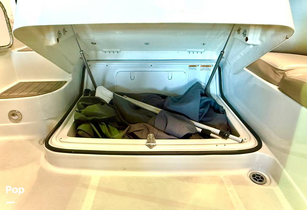 Slide: The Image of Crownline Boats E 215 XS 2022 - 15165720