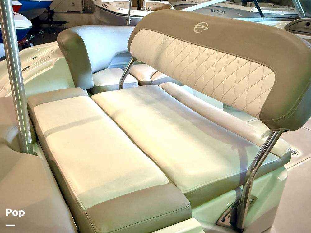 Slide: The Image of Crownline Boats E 215 XS 2022 - 15165723