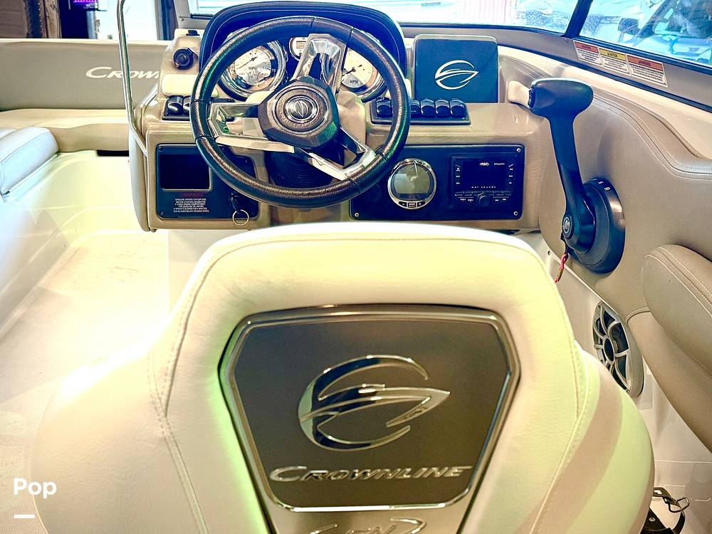 Slide: The Image of Crownline Boats E 215 XS 2022 - 15165725