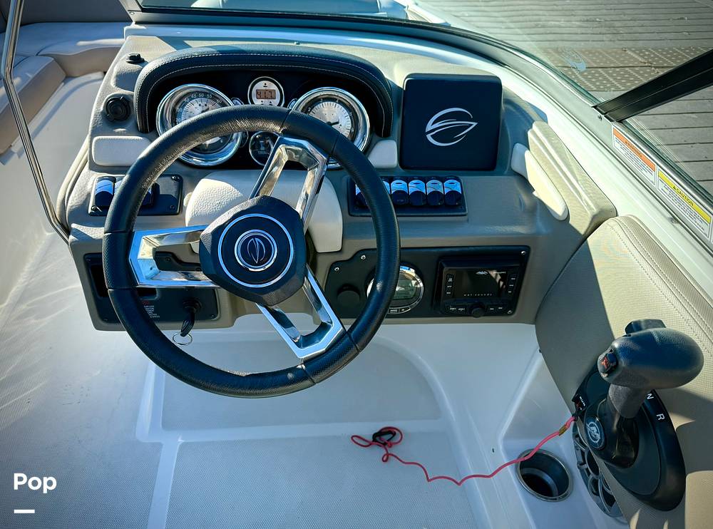 Slide: The Image of Crownline Boats E 215 XS 2022 - 15120494