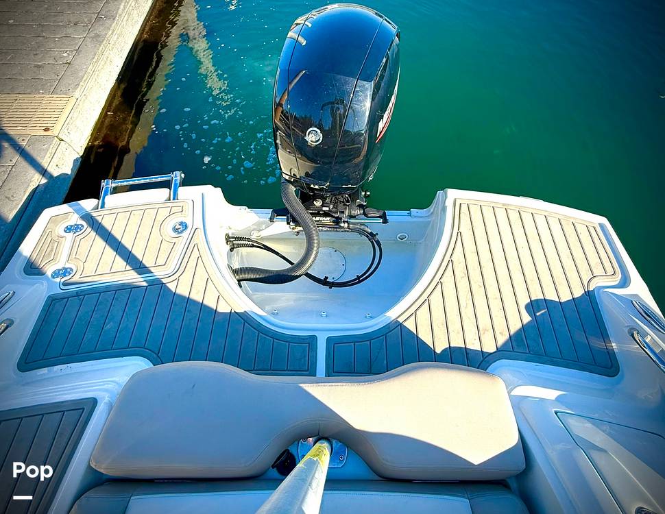 Slide: The Image of Crownline Boats E 215 XS 2022 - 15120497