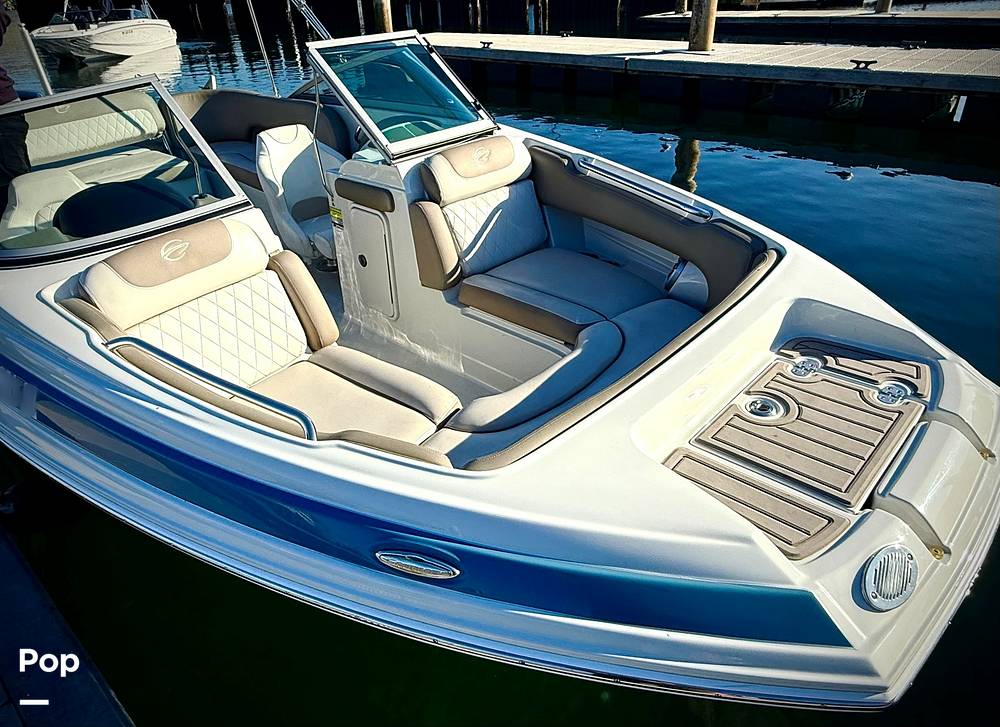 Slide: The Image of Crownline Boats E 215 XS 2022 - 15124592