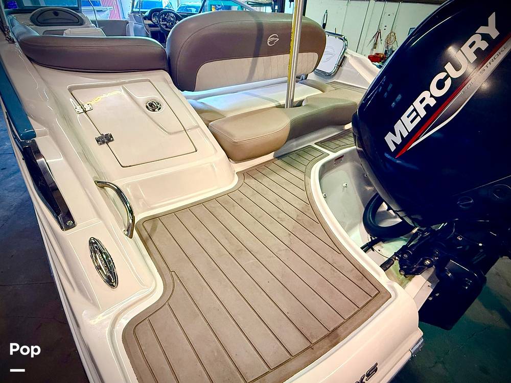 Slide: The Image of Crownline Boats E 215 XS 2022 - 15165691