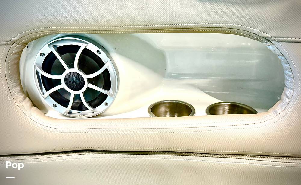 Slide: The Image of Crownline Boats E 215 XS 2022 - 15165696