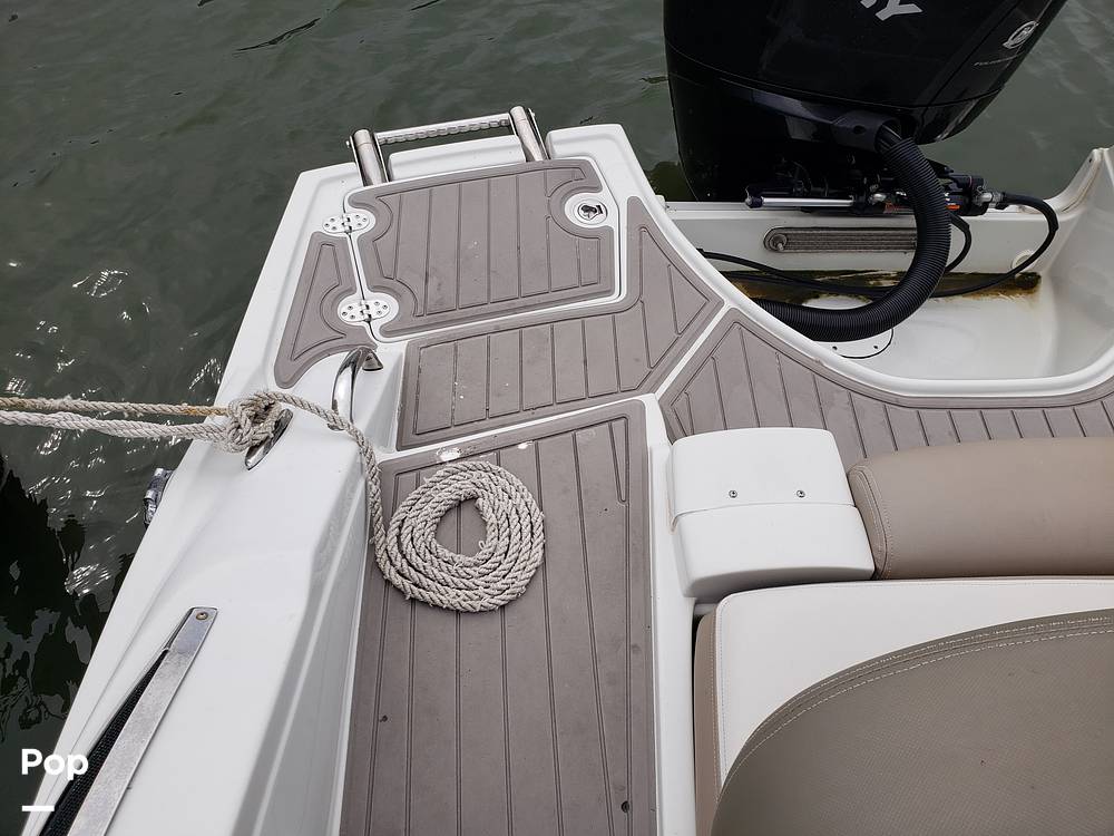 Slide: The Image of Crownline Boats E235XS 2022 - 14686303
