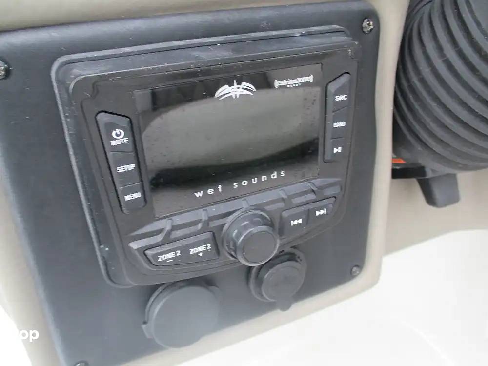 Slide: The Image of Crownline Boats E235 XS 2023 - 15573959