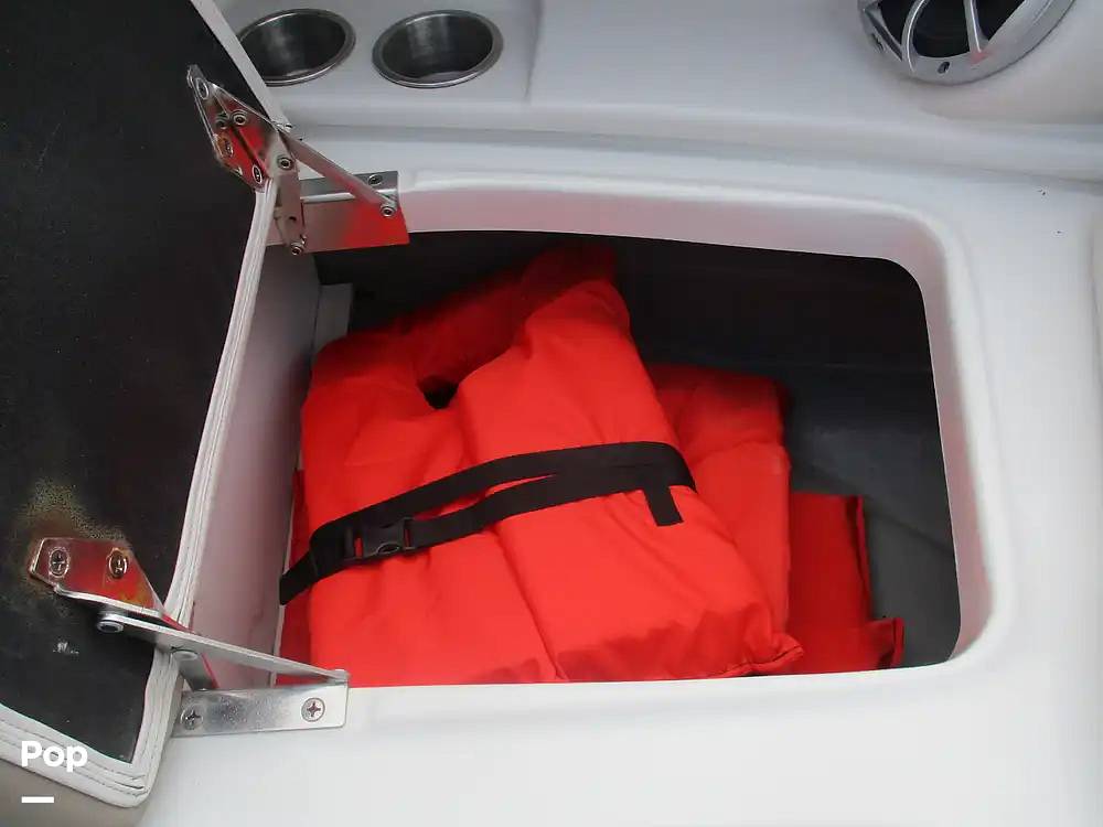 Slide: The Image of Crownline Boats E235 XS 2023 - 15573983