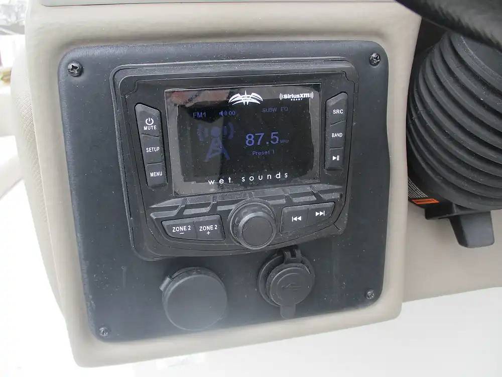 Slide: The Image of Crownline Boats E 235 XS 2023 - 15602758