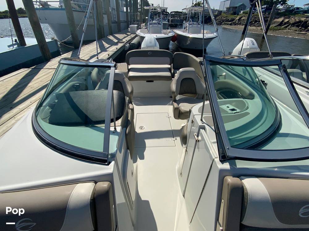 Slide: The Image of Crownline Boats E235 XS 2023 - 15662546