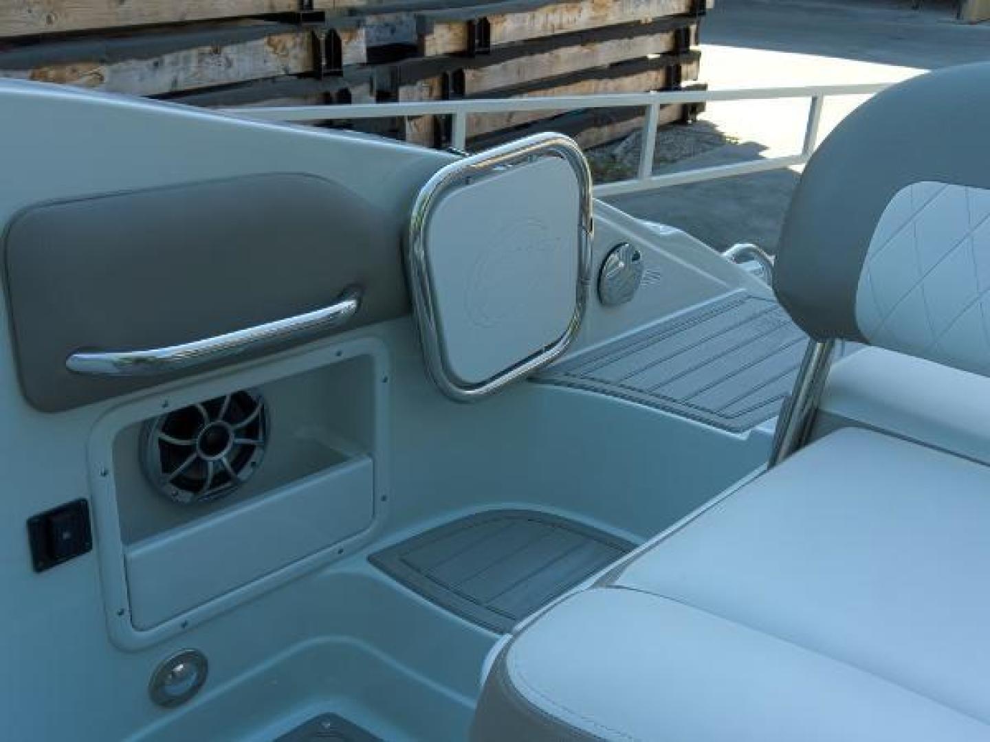 Slide: The Image of Crownline Boats E 285 XS 2023 - 1527237