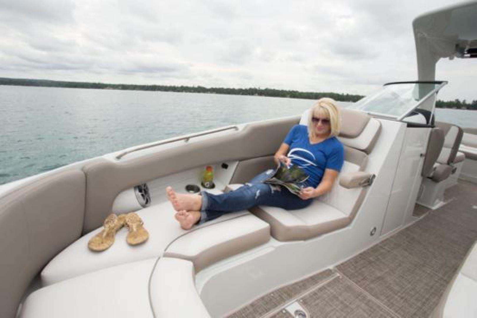 Slide: The Image of Crownline Boats E 305 XS 2023 - 1522597