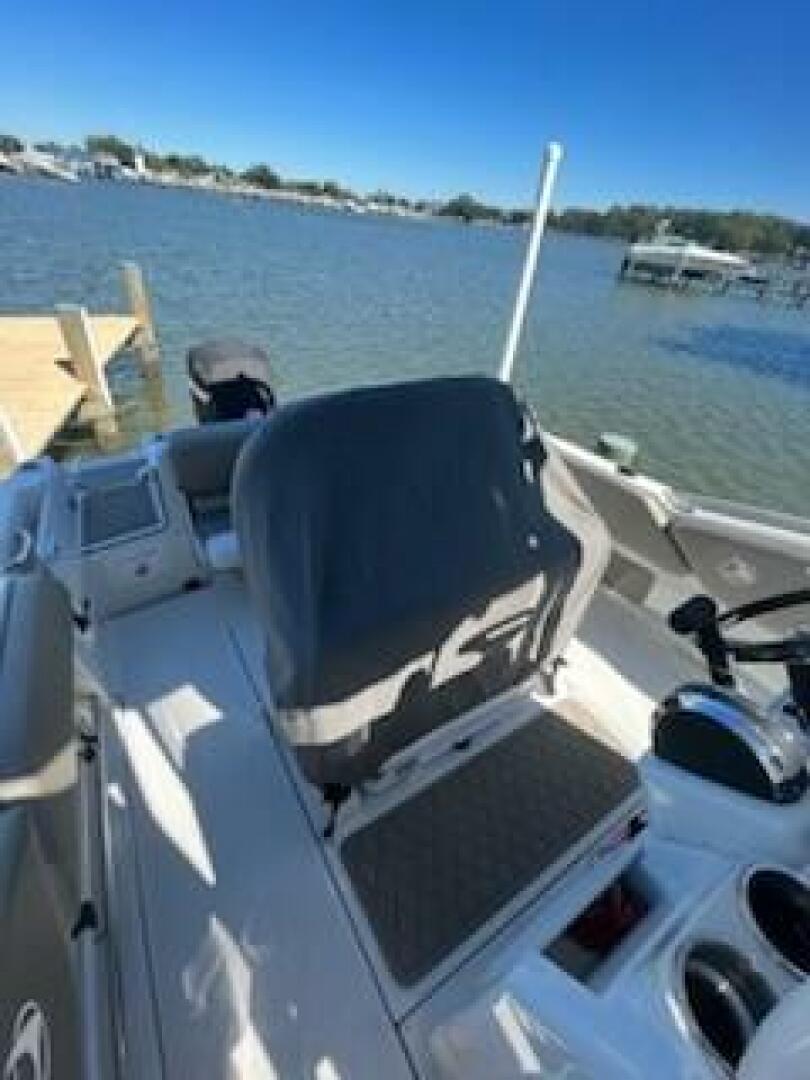 Slide: The Image of Crownline Boats FINSEEKER 2022 - 4867047