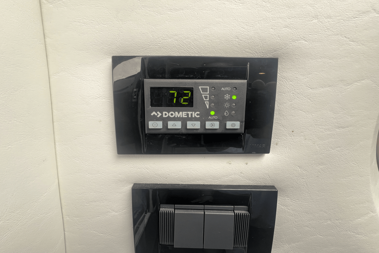 Slide: The Image of Cruisers 34GLS I/O SOUTH BEACH 2023 - 52