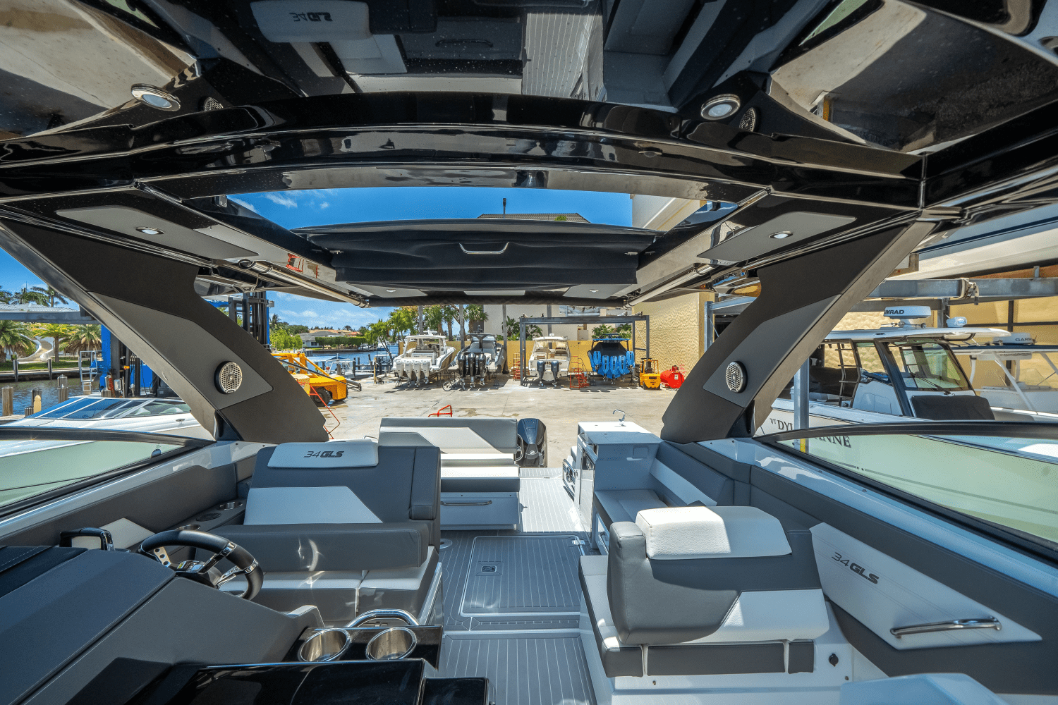 Slide: The Image of Cruisers 34 GLS OUTBOARD 2023 - 10