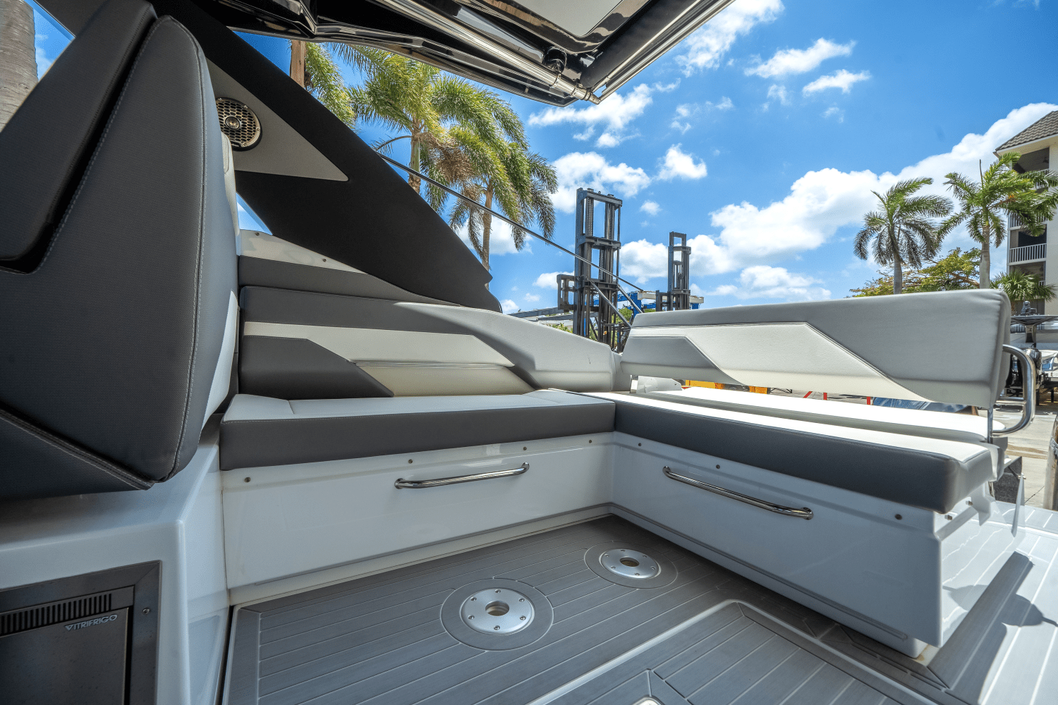 Slide: The Image of Cruisers 34 GLS OUTBOARD 2023 - 11