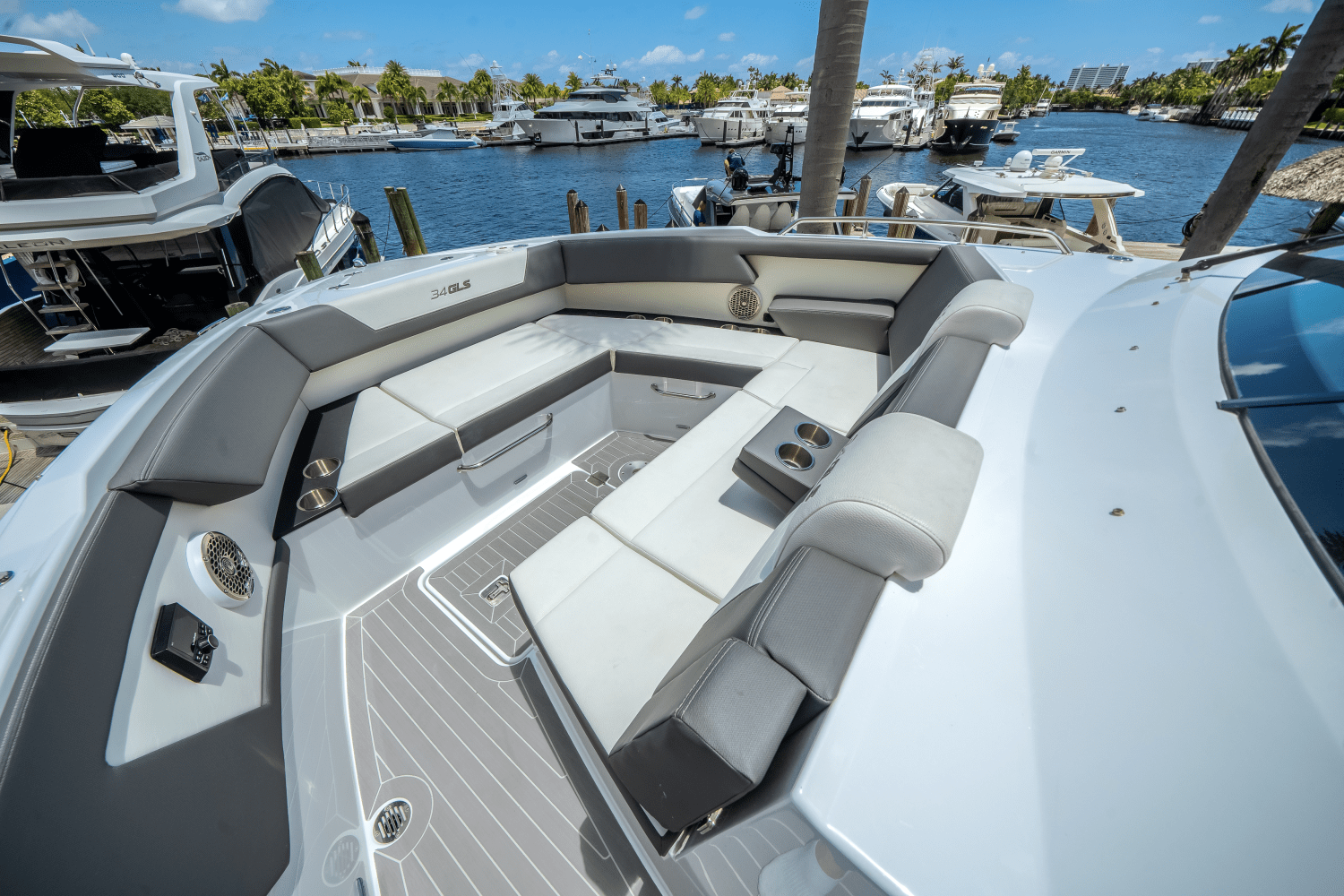 Slide: The Image of Cruisers 34 GLS OUTBOARD 2023 - 14