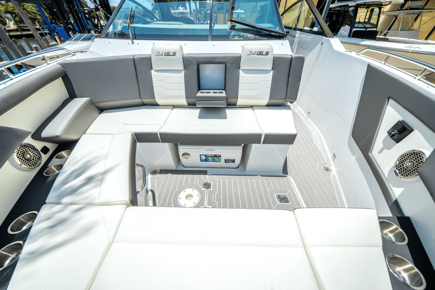 Slide: The Image of Cruisers 34 GLS OUTBOARD 2023 - 15