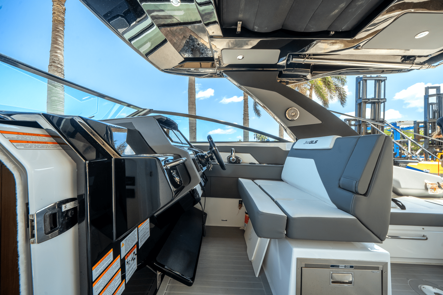 Slide: The Image of Cruisers 34 GLS OUTBOARD 2023 - 16
