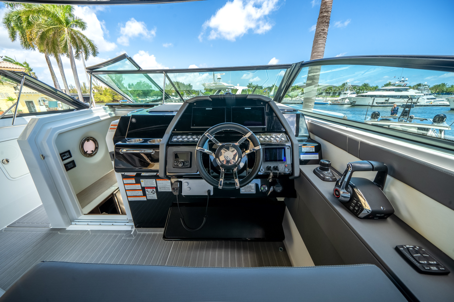 Slide: The Image of Cruisers 34 GLS OUTBOARD 2023 - 17