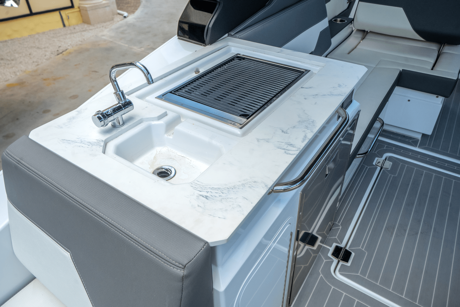 Slide: The Image of Cruisers 34 GLS OUTBOARD 2023 - 8