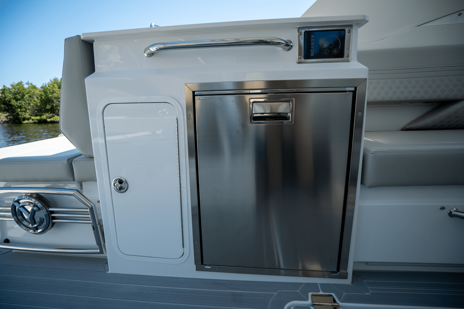 Slide: The Image of Cruisers 34 GLS Outboard 2025 - 10