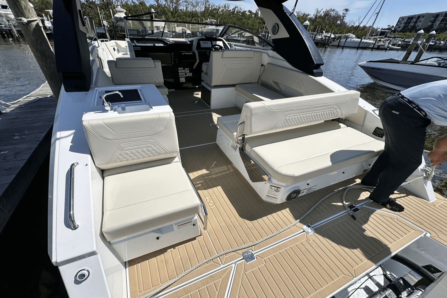 Slide: The Image of Cruisers 34 GLS Outboard 2025 - 10