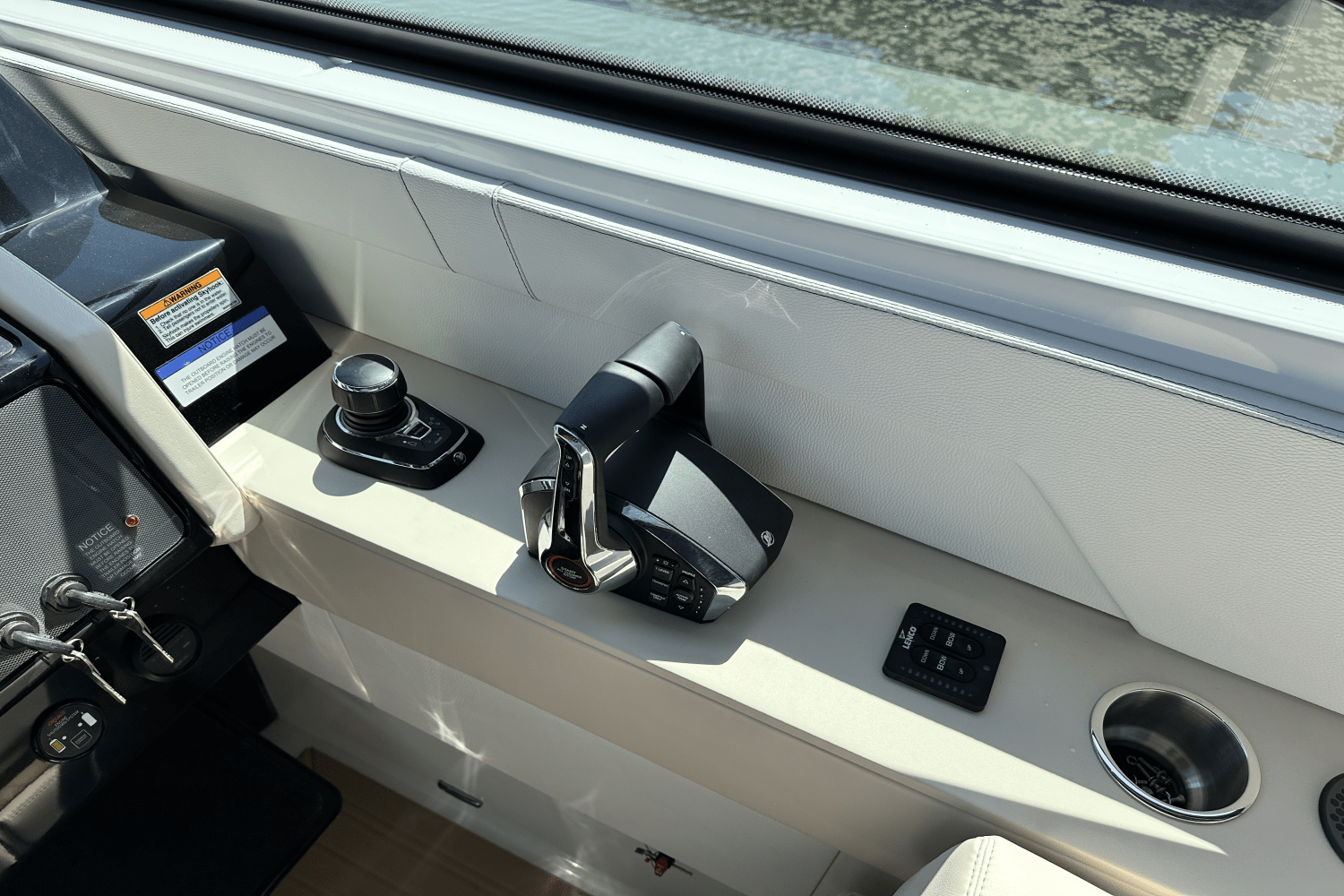 Slide: The Image of Cruisers 34 GLS Outboard 2025 - 14