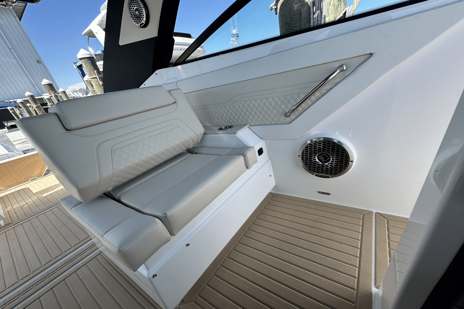 Slide: The Image of Cruisers 34 GLS Outboard 2025 - 16