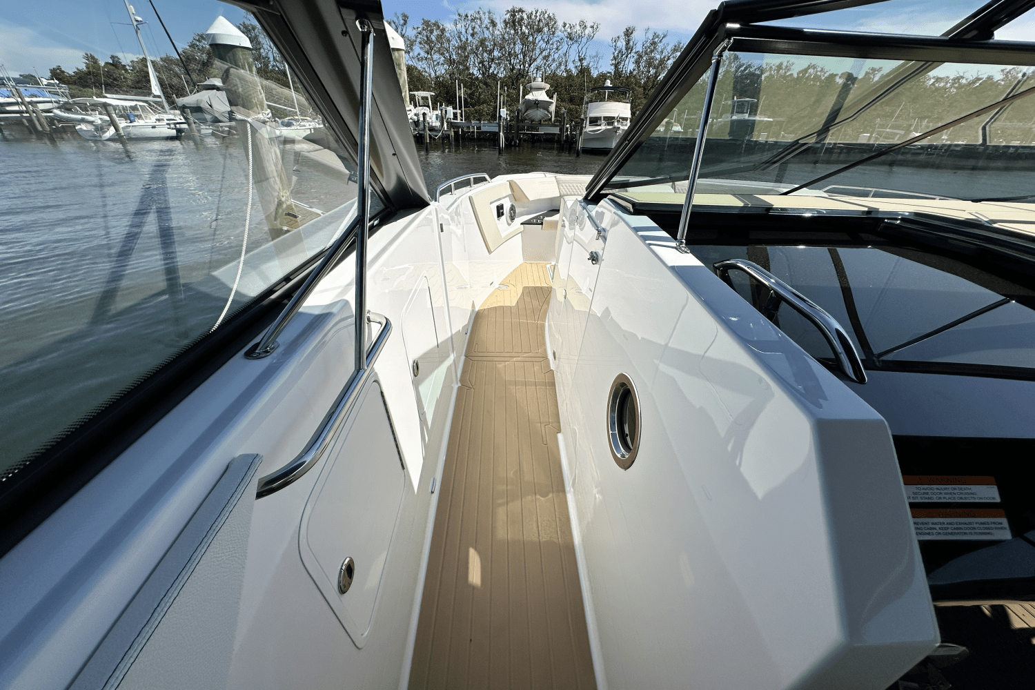 Slide: The Image of Cruisers 34 GLS Outboard 2025 - 17