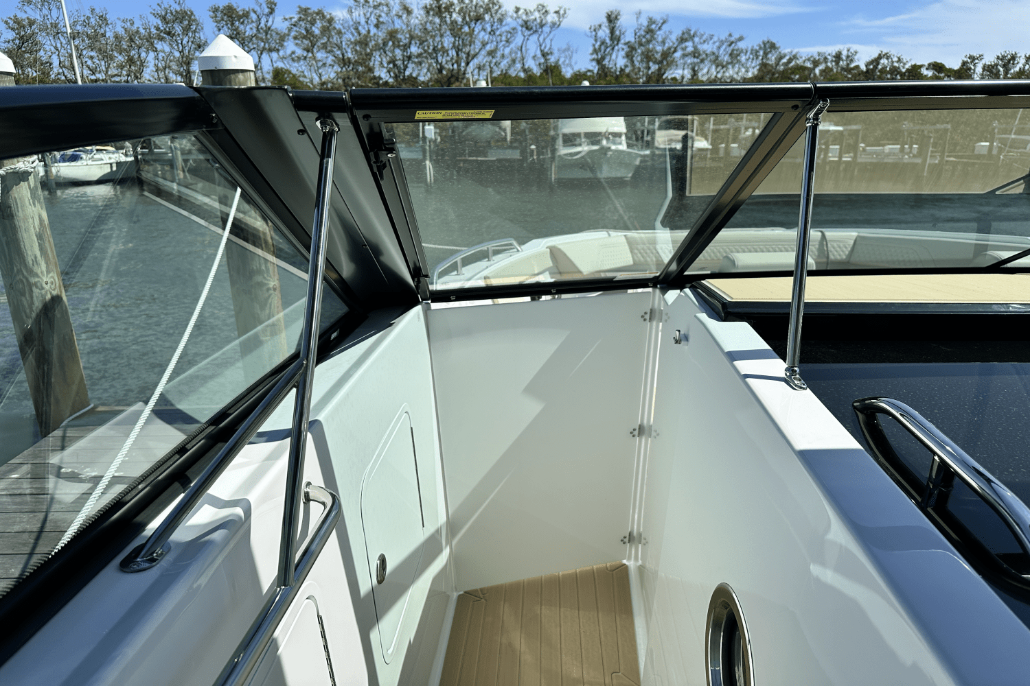 Slide: The Image of Cruisers 34 GLS Outboard 2025 - 18